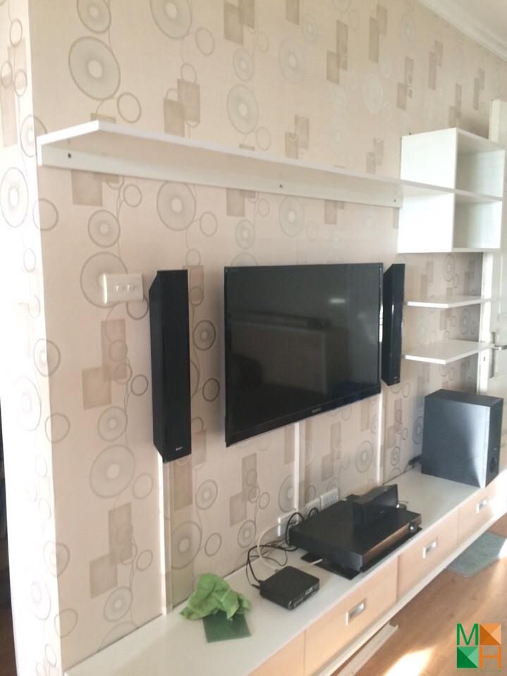 thi-cong-giay-dan-tuong-phong-khach (4)